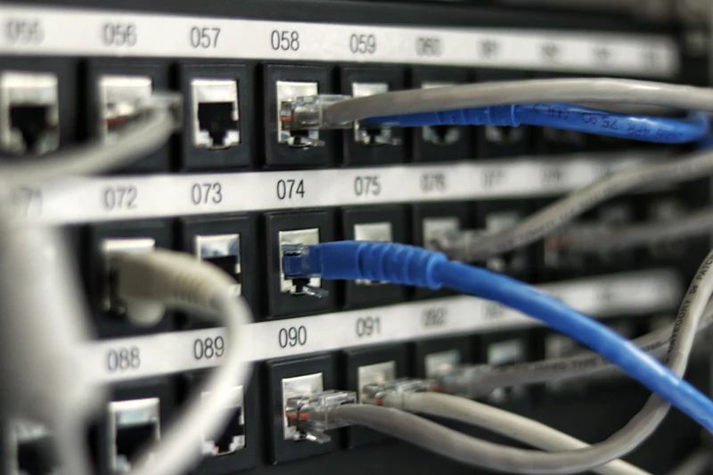 Servidores em rack iluminados por luzes indicadoras em um data center